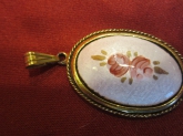 VTG OVAL PENDANT GOLDTONE METAL HAND PAINTED ROSES ON A WHITE BACKGROUND FRONT
VTG 90'S OVAL PENDANT VICTORIAN STYLE