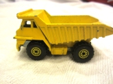 VTG 1979 HOT WHEELS DUMP TRUCK
MADE IN MALAYSIA, MATTEL INC
CAT #1171
YELLOW EXTERIOR, BLACK INTERIOR, BACK MOVES , DUMP BODY, YELLOW RIMS, 1:64 SCALE, DIECAST, CHROME COLORED UNDER CARRRIAGE