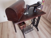 Vintage Singer Sewing machine 
Good working condition with Top Wooden Box , OAK Wood, make 1880- 1900, .