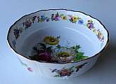 Up for sale is this Royal Bayreuth Gloria Bavaria Germany Serving Bowl in great condition with no chips, cracks or crazing. The bowl measures approx. 9 3/4"W by 3 1/2"T. Marked Gloria Fine Porcelain Germany Bayreuth.Shipping Excludes: Alaska/H