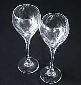 Up for sale are these Oscar De La Renta Le Grande Fleur Set Of Two Wine Glasses in excellent condition with no chips or cracks. They measure approx. 8 1/2" Tall and 2 3/4"W.Shipping Excludes: Alaska/Hawaii, US Protectorates, APO/FPO, PO BoxSh