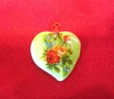 VTG MINT GREEN STRIPED STONE HEART PENDANT W/HAND PAINTED FLORALS, ROSES
VTG 90'S STRIPED MINT GREEN STONE
OR AGATE PENDANT SHAPED IN A HEART WITH HAND PAINTED ROSES AND FLOWERS
