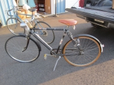 VTG 60'S SEARS ROEBUCK 3 SPEED BIKE
MENS BIKE, BLACK W/AIR PUMP
FRONT LIGHT WORKS WITH WHEEL
21'' FRAME 26'' WHEELS
BLACK WITH ACCENTS
TAN SEAT IT WAS REDONE