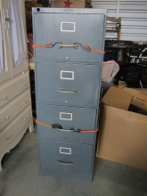 VTG GLOBE-WERNICKE GRAY 4 DRAWER, METAL FILE CABINET

VTG GLOBE-WERNICKE METAL FILE CABINET
4 DRAWERS, DK GRAY COLOR
HEAVY DUTY METAL, VERTICAL FILE CABINET
GREAT FOR STORAGE AND FILING
52'' TALL 27'' DEEPP 17'' WIDE