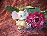 This cute little mouse is looking for some gaming action.  A unique vintge1950s ceramic figurine. 