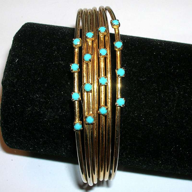 Fabulous vintage faux turquoise aqua rhinestone multi wire bangle bracelet. It has lovely aqua rhinestones in prong settings and the wires are banded together at the bottom. About 3/4 inches wide and 2 5/8 inches across.