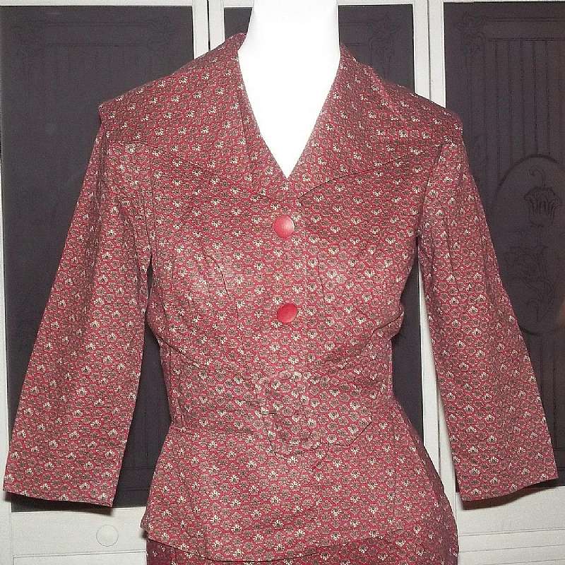 Outstanding stylish vintage Nelly Don 40s 2 piece secretary or wiggle day dress in a wonderful red geometric/floral like print.  It is made of cotton and is classically styled with hourglass cut and has loads of details like the belted waist on the top an