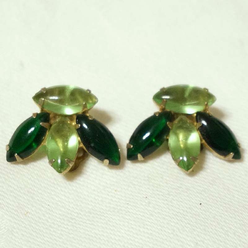 Killer chunky vintage prong set rhinestone earrings with faux emerald and peridot stones. These measuring 7/8