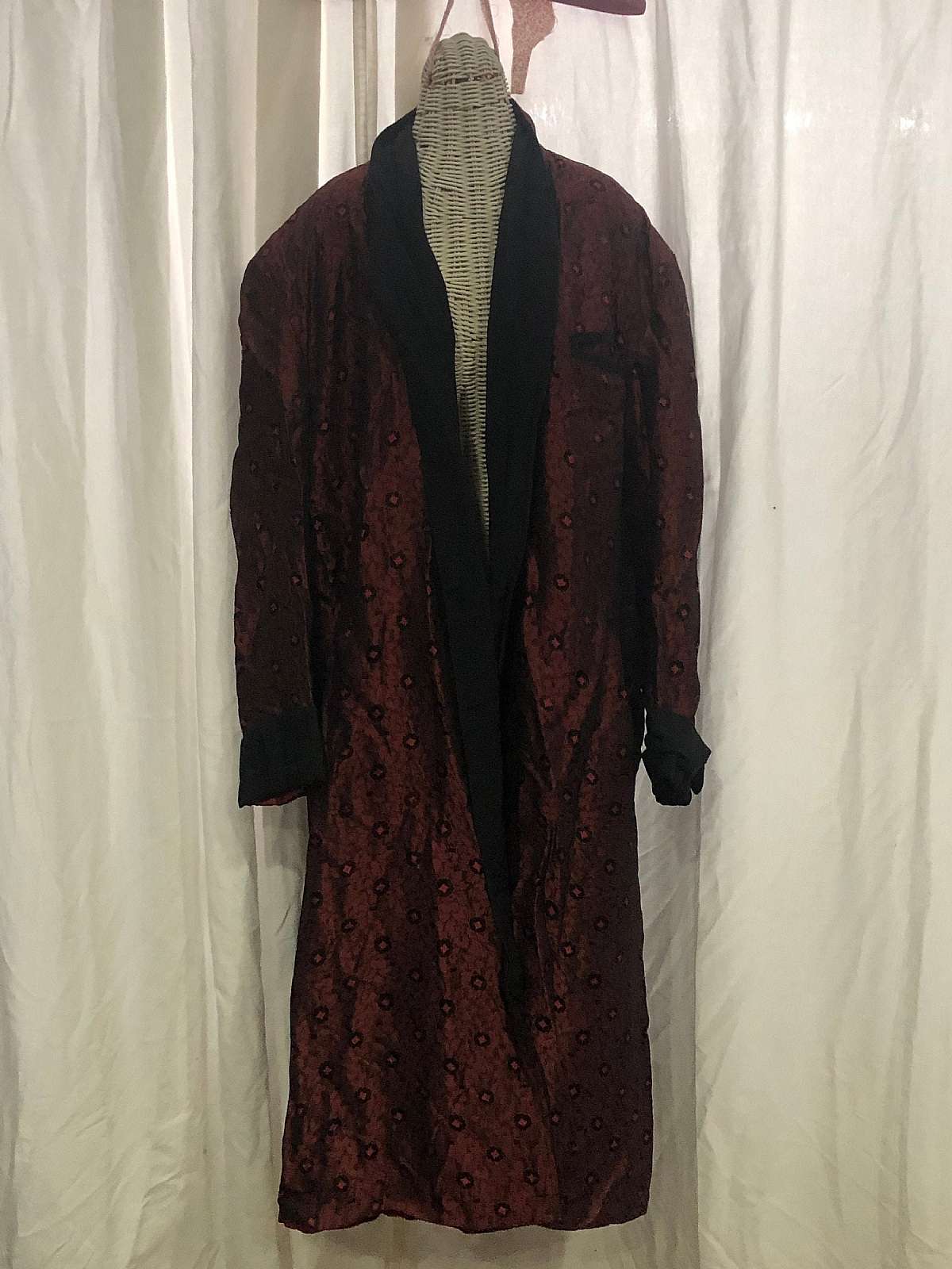 Outstanding men's vintage 30s 40s Playboy style dressing robe or smoking jacket in burgundy and black satin brocade.  It has a slender shawl collar, a breast pocket and two side slit pockets.  This will look amazing on a real body and is so stylish.   Siz