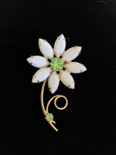 Lovely daisy brooch, goldtone with white petals and green rhinestone accents