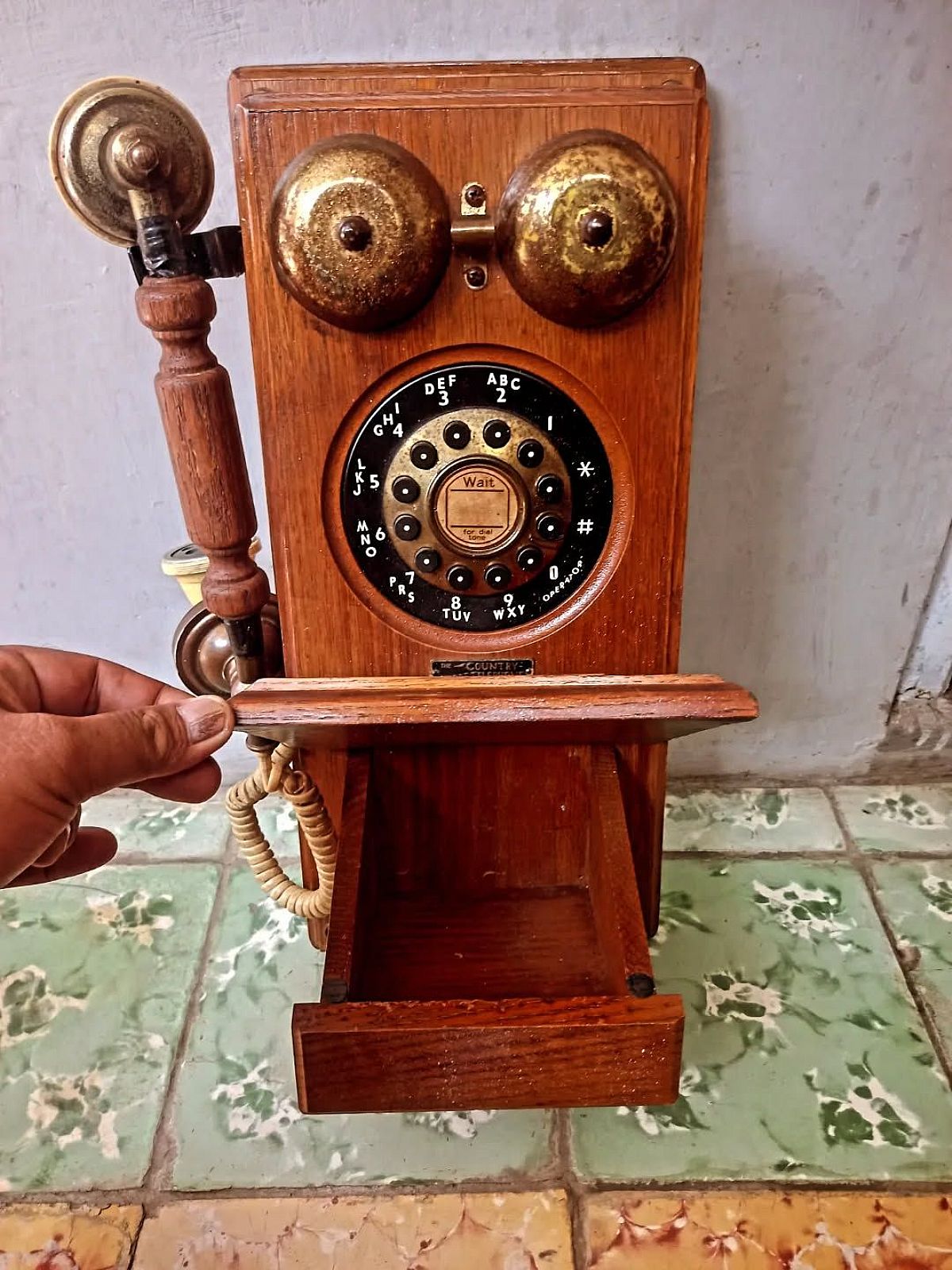 "Country Store Telephone" refers to a type of classic telephone popular in the United States in the late 19th and early 20th centuries. The name arose because this model was often installed in country stores, small post offices, or traditional-style homes