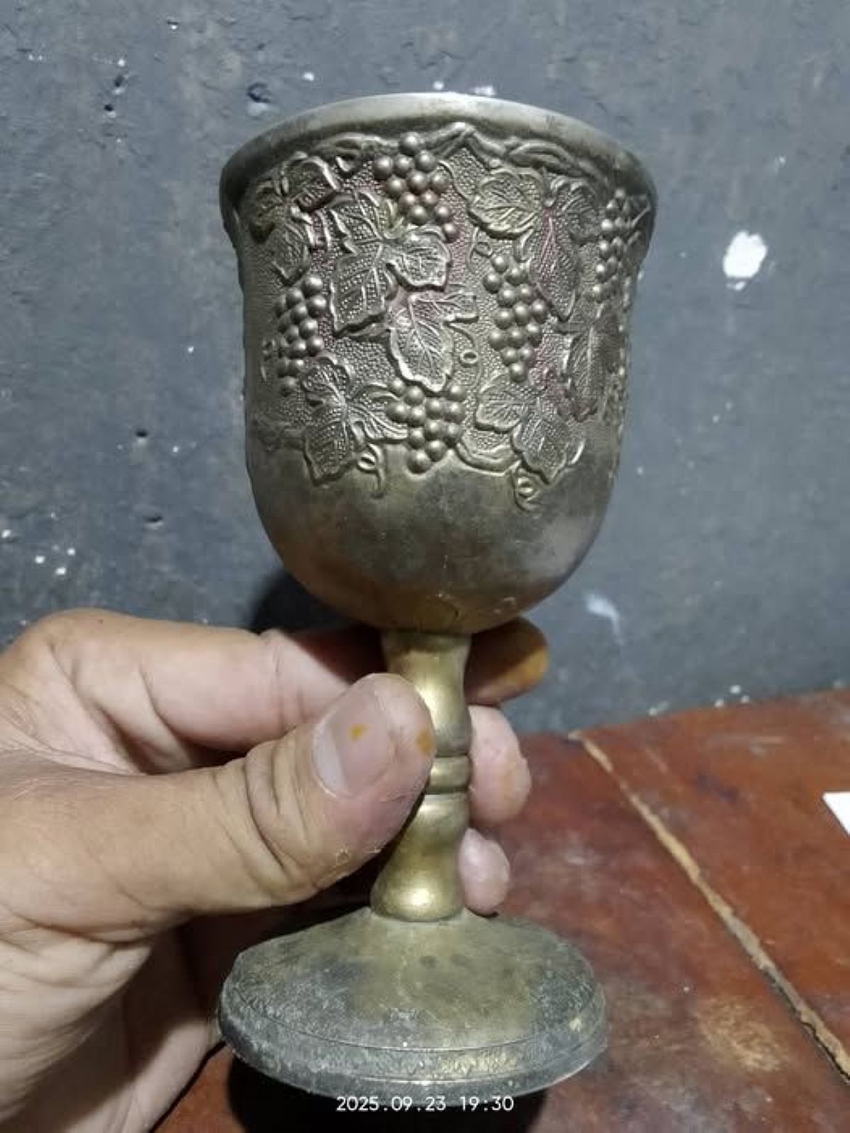 This item was brought by the Dutch when they arrived in Indonesia, used in accordance with their wine-drinking habits. It was also sometimes worn by the indigenous elite, imitating European styles.