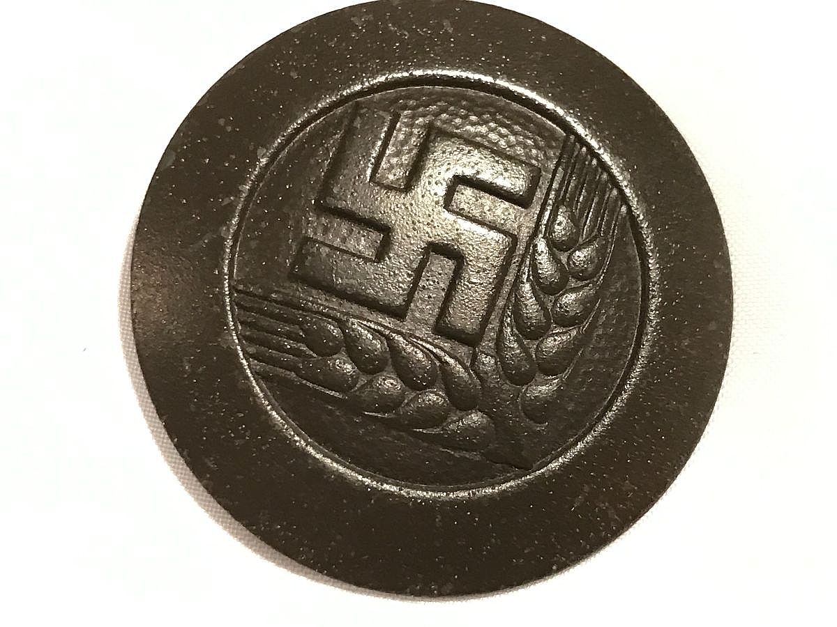 Sometimes also called the "Honor Badge of the Reich Food Estate" (Reichsnährstand), is a civil award rather than a standard military decoration.