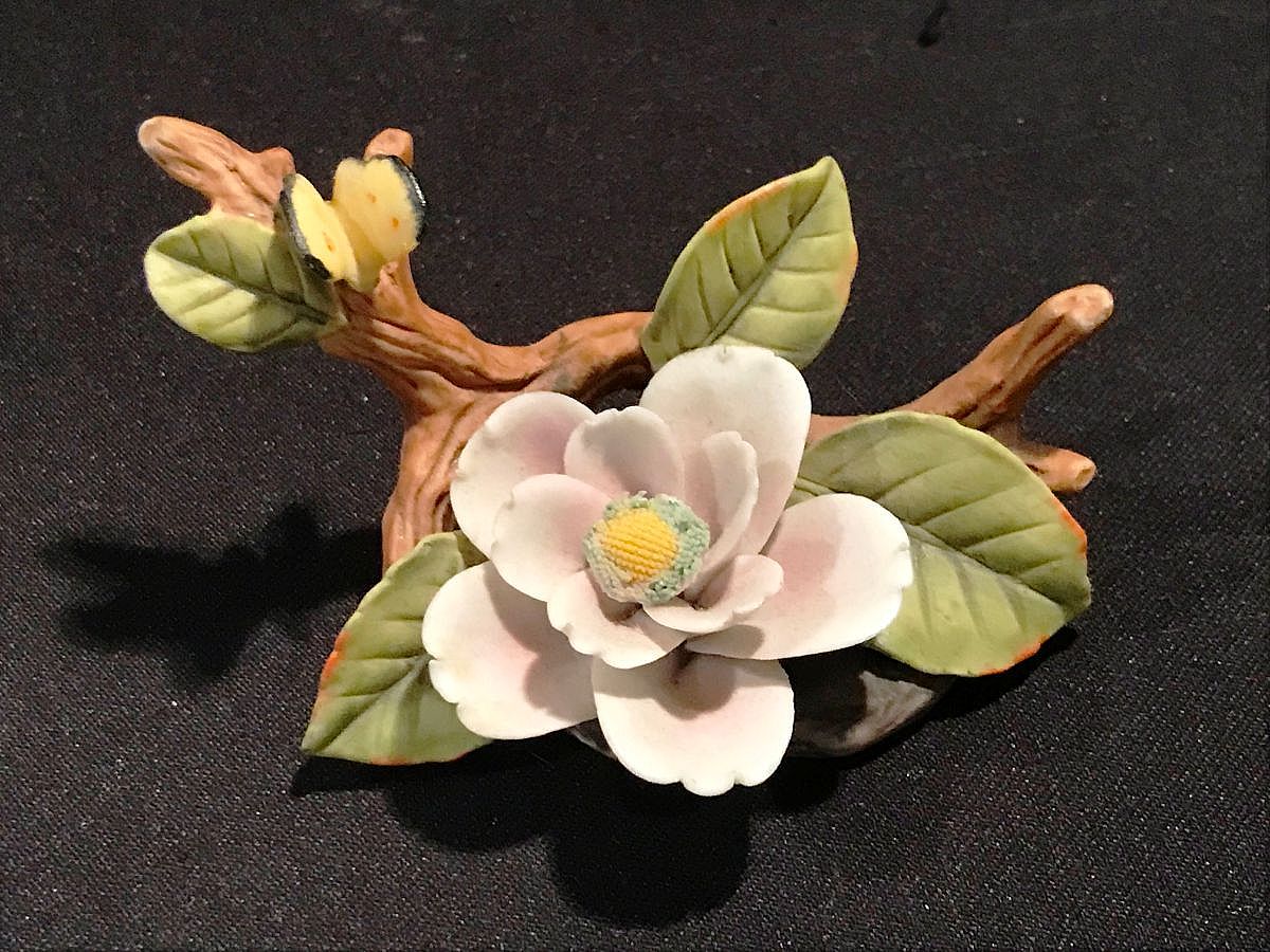 Lefton China refers to decorative porcelain imported and sold by George Zoltan Lefton (Geo. Z. Lefton), famous for charming, often hand-painted items like figurines (especially Christmas themes), tea sets, and kitchenware, initially from Japan (1940s-50s)