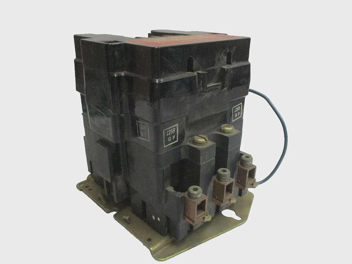 Will look used.Square D Circuit Breaker 120/480 AC Type SQG 2 Coil No. 31074-400-38 100 amps 2 Pole.The Square D Circuit Breaker 120/480 AC SQG 2 Coil No. 31074-400-38 is a reliable main breaker designed for industrial and commercial electrical systems. W