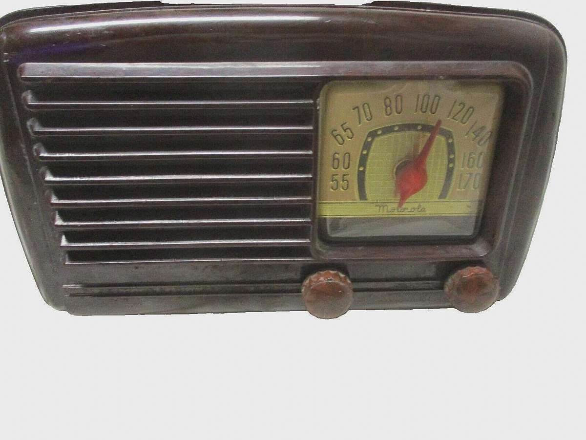 This item will be for "parts or repair". Does not power up.Will have some minor scratches on radio.The product is a vintage 1947 Motorola radio from the Motorola Radio Inc. (ex Galvin Mfg.Co. Chicago) in Schaumburg, Illinois. This collectible tu