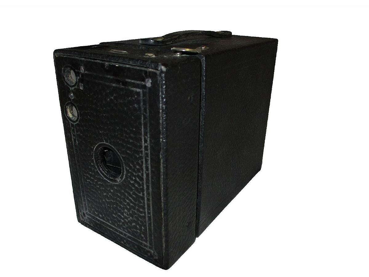 916 Brownie Camera Model B No. 2A. This camera is in like new condition. Camera measurement: 5" tall x 6 1/4" length x 3 1/2 width. Material: Mad of metal construction. For collection only.The Kodak No. 2A Brownie Model B is a box camera that u