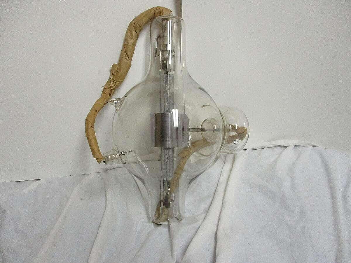 New old stock.The Vintage 1949 USSR Russia Tetrode Monster Vacuum X-ray Tube Air Cooled GKE-500 is a rare and unique piece of vintage electronics. This vacuum tube, also known as a tetrode, would have been used in various audio and video equipment from th