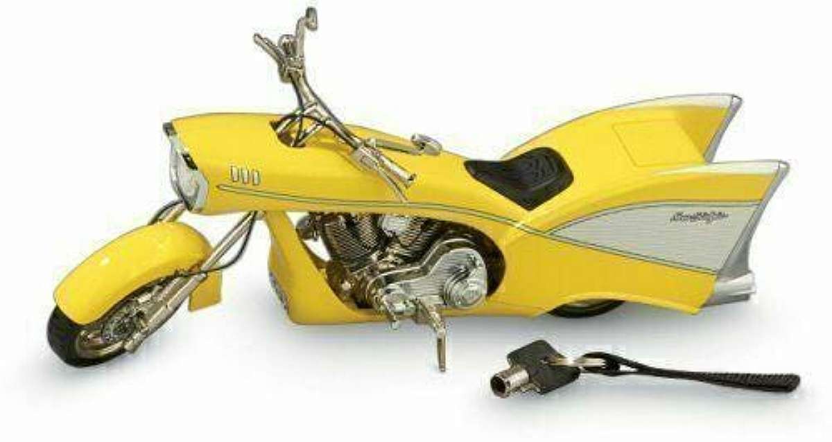 New in original factory box but plastic display carrying case will be cracked.The Arlen Ness Limited Edition Motorcycle Scale in Display Case is a 30cm model featuring intricate details of the iconic motorcycle design. Manufactured by Toy Zone, this dieca