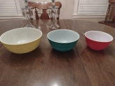 I have five vintage Pyrex bowls. Three round and two squares. They are in very good condition. .