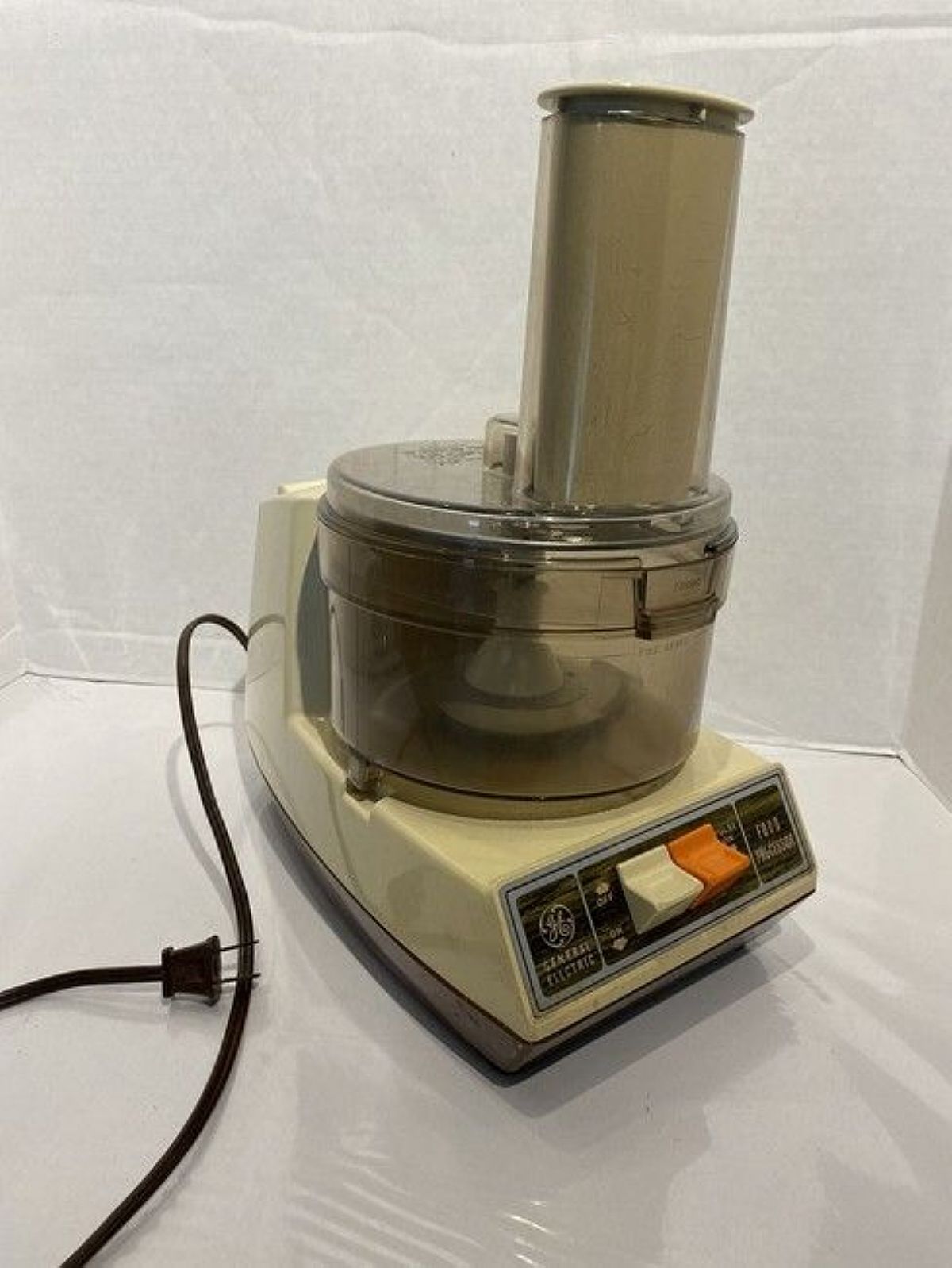 countertop processor slices, shreds, chops.  has 2 blades.  still in original box, works well.  excellent condition.