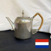 It's a lovely tea/coffee pot from Daalderop (founded in Tiel) which is one of the oldest company of Holland.