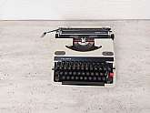 Vintage typewriter Triumph-old typewriter triumph tippa de luxe-Japanese typewriter tippa-Adler and Triumph series modelPortable manual typewriter with case.The last step in the decline of the once magnificent Tippa was made in Japan, where Litton took