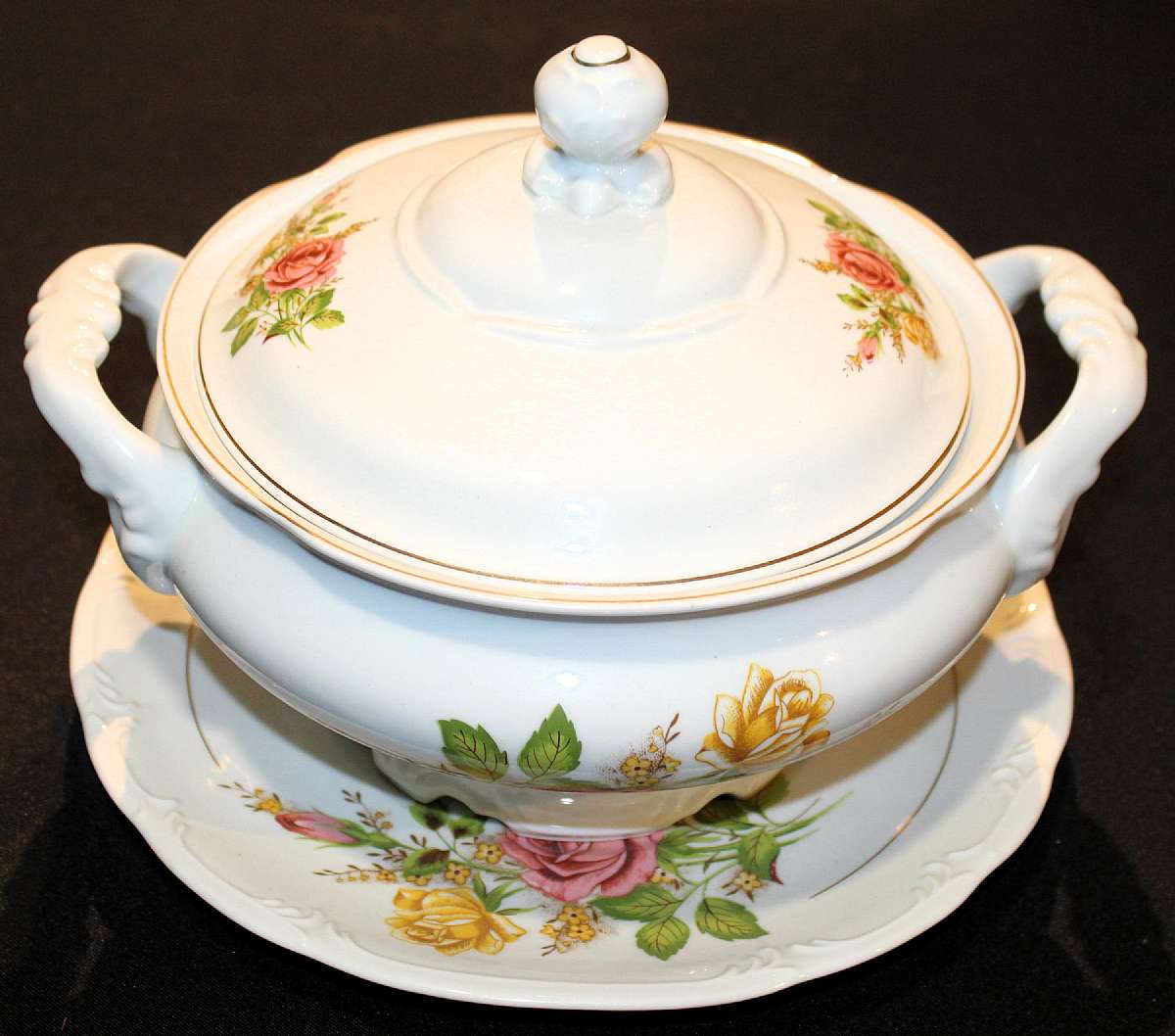 Up for sale is this Beautiful Schmidt Brasil Porcelana By Leart Covered Rose Designed Casserole & Under Plate in excellent condition with no chips or cracks. The plate is approx. 11"W. The covered casserole measures approx. 4 3/4" tall witho