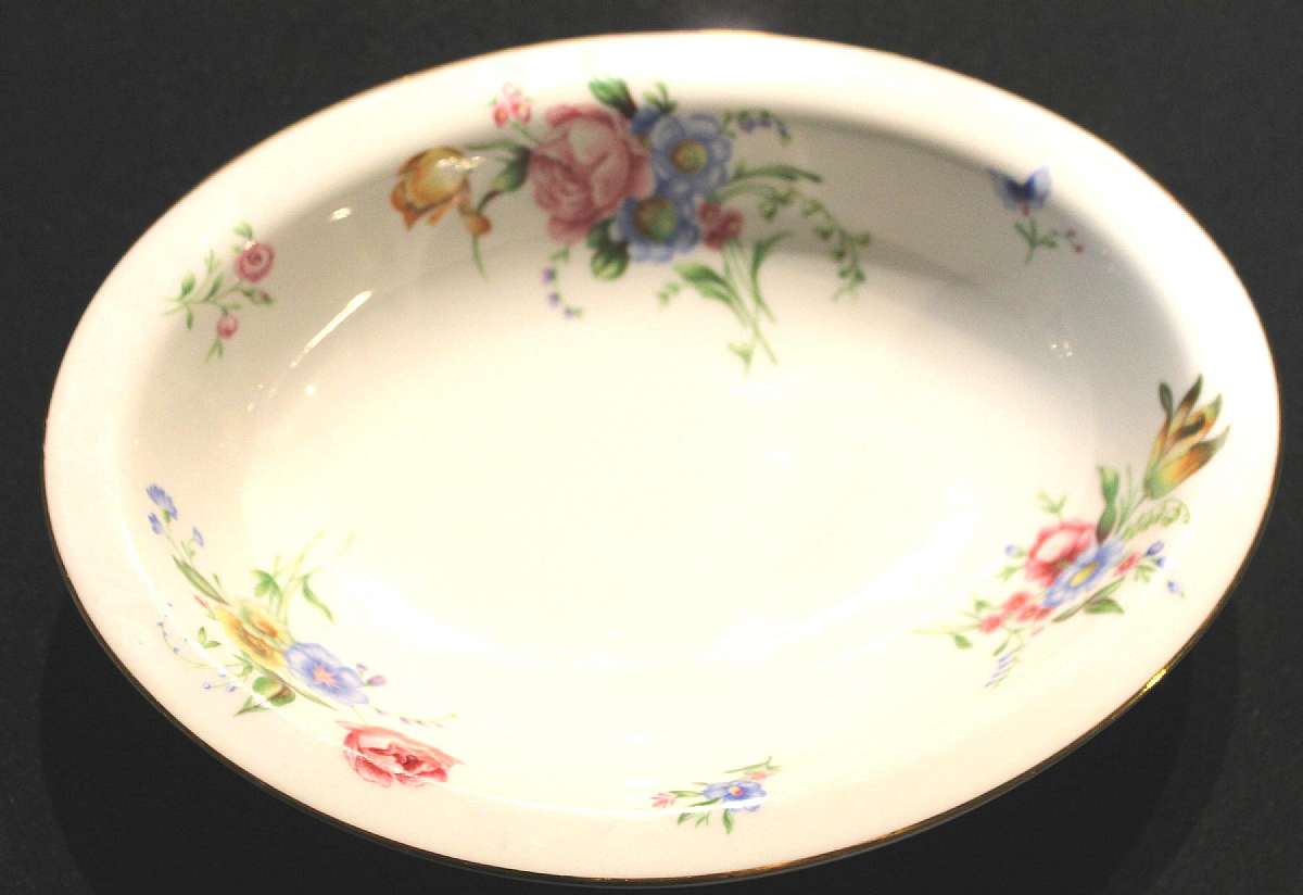 Up for sale is this Heinrich Pattern 16419 Oval Bowl in great condition with no chips or cracks. The bowl measures approx. 10 1/8 inches by 7 5/8 inches.  Shipping Excludes: Alaska/Hawaii, US Protectorates, APO/FPO, PO BoxShipping Provided to the United