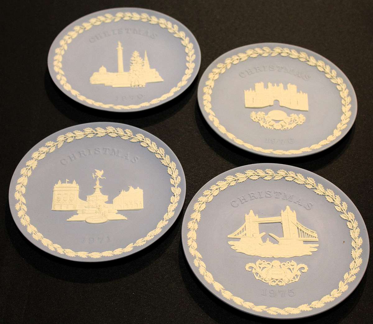 Up for sale is this Wedgwood Jasperware Set Of Four Christmas Plates. Included are Hampton Court 1976 Christmas Plate, Tower Bridge 1975 Christmas Plate, Piccadilly Circus 1971 Christmas Plate & Jasperware Trafalgar Square 1970 Christmas Plate. All are in