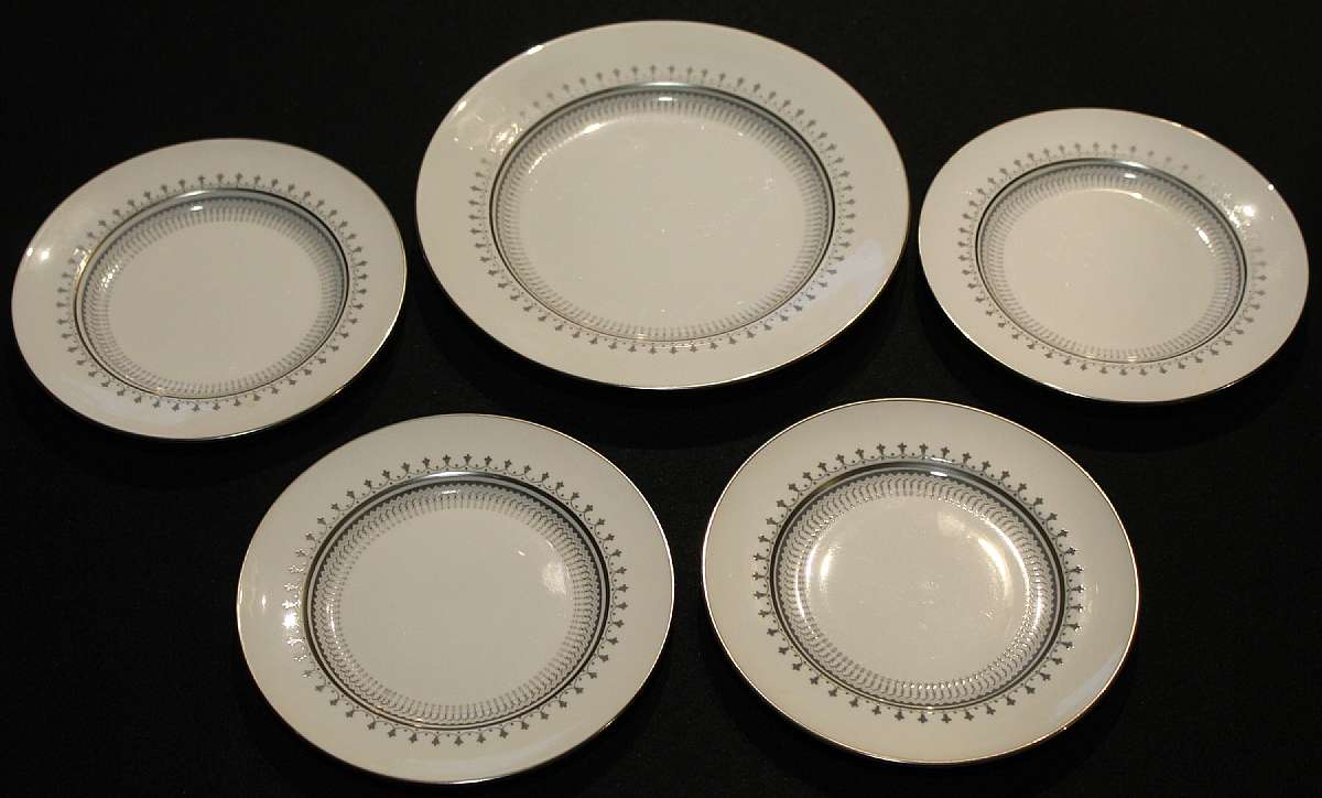 Up for sale are these Spode Fairfax Bone China four 6 1/4" Bread Plates & one 7 7/8" Salad Plate in excellent condition with no chips, cracks or crazing.Shipping Excludes: Alaska/Hawaii, US Protectorates, APO/FPO, PO BoxShipping Provided t