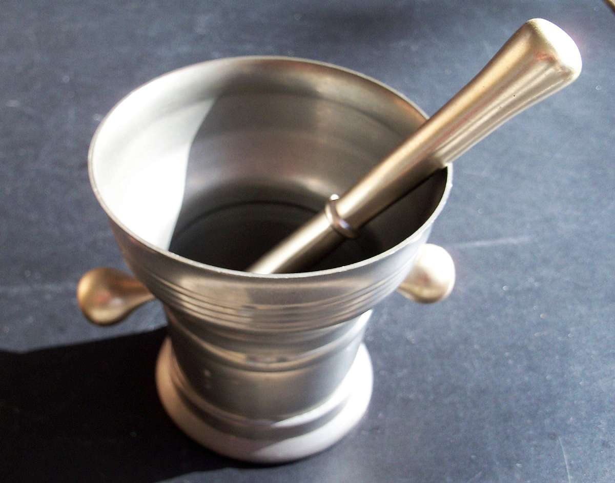 Up for sale is this Etain Pewter Etain Pur Real Pewter Holland Vintage Mortar & Pestle in great gently used condition with no chips or cracks or dents. Measures approx. 3 1/2 "W by 3 1/2"T. Shipping Excludes: Alaska/Hawaii, US Protectorates