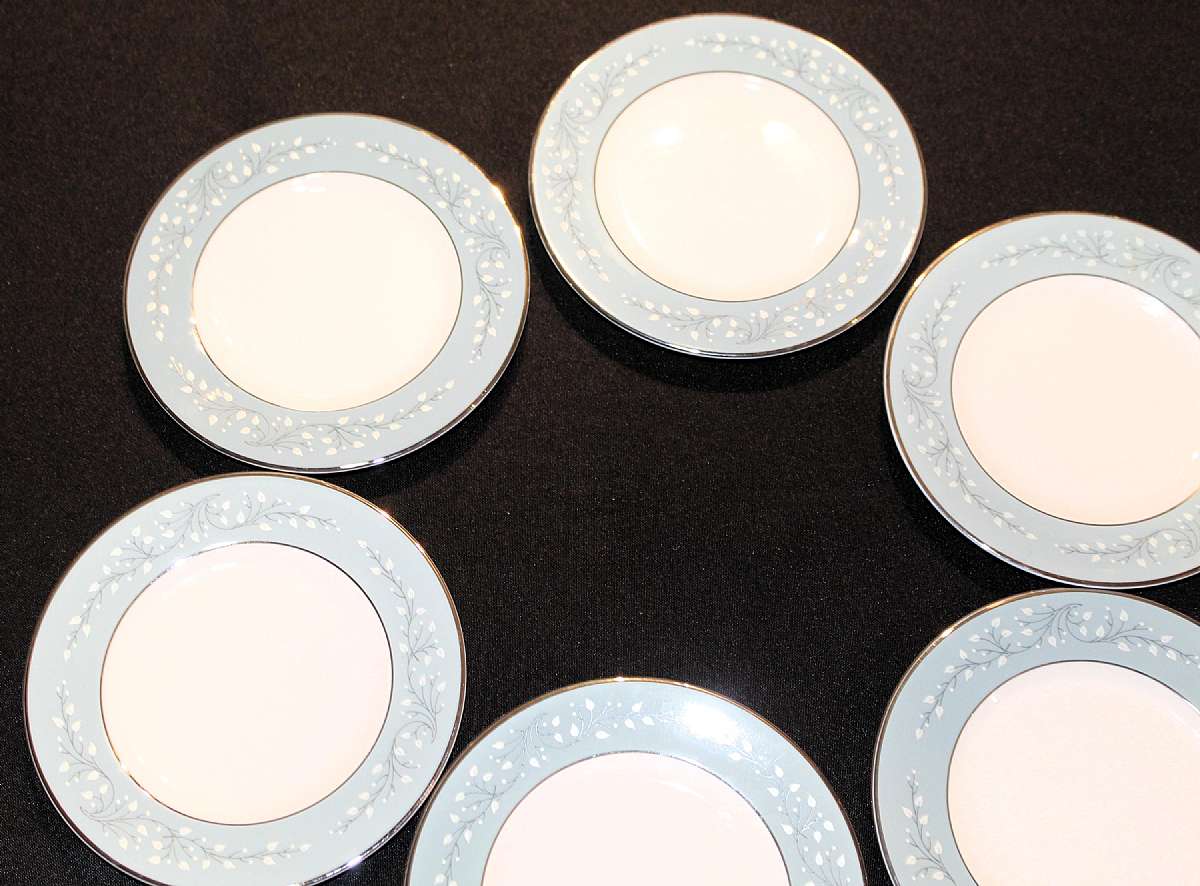Up for sale are these Syracuse China Minuet Set Of Six Bread Plates in excellent condition with no chips or cracks. The plates measure approx. 6 1/4"W.      Shipping Excludes: Alaska/Hawaii, US Protectorates, APO/FPO, PO BoxShipping Provided to the