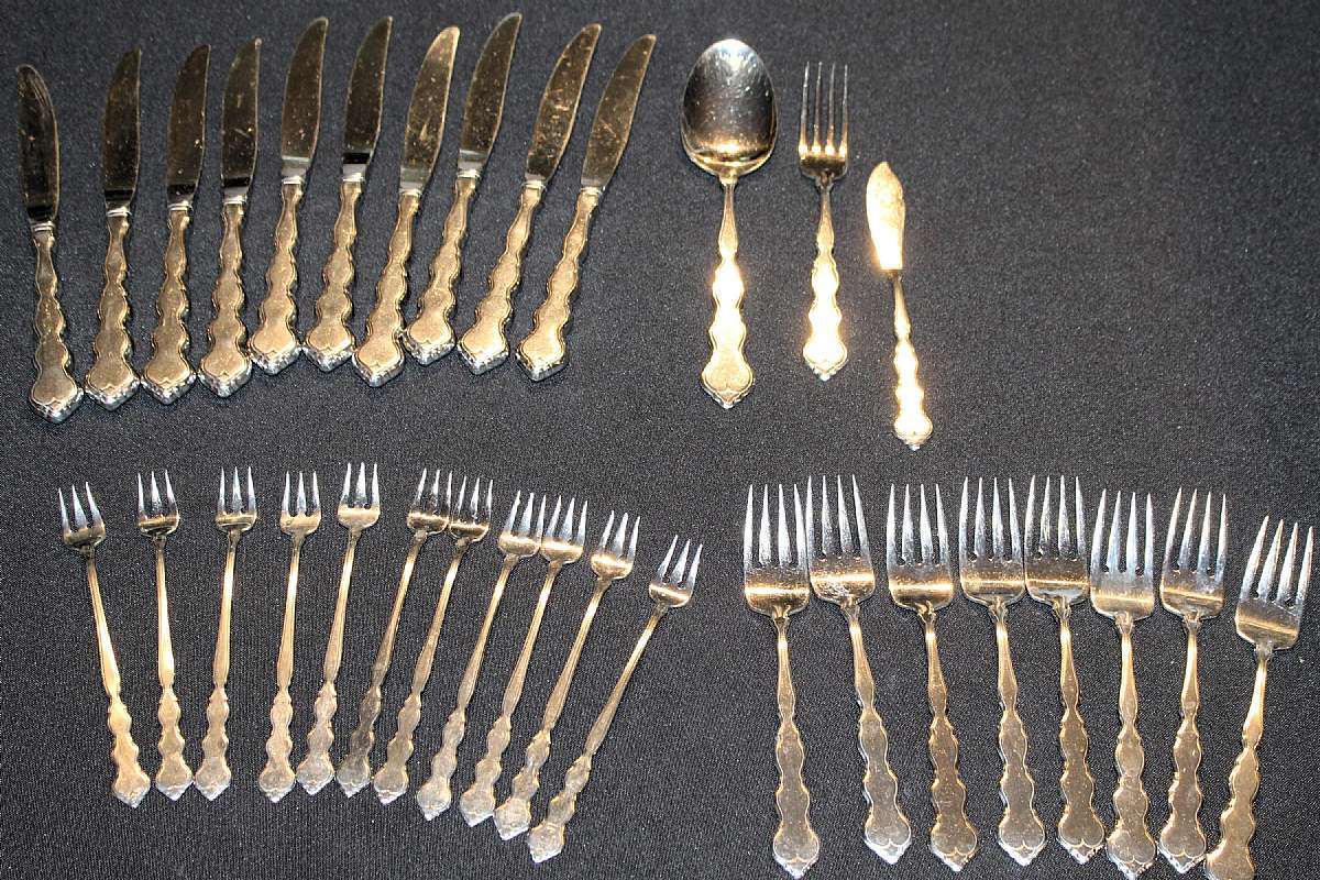 Up for sale are these Oneida Valerie 32 Piece Silverplate Flatware Set. Included in this set are Ten 9 1/8" Knifes, One 7 1/4" Fork, Eight 6 3/4" Salad Forks, Eleven 6 1/8" Cocktail Forks, One 8 1/4" Tablespoon and One 6 3/4" Master Butter Knife. Everythi
