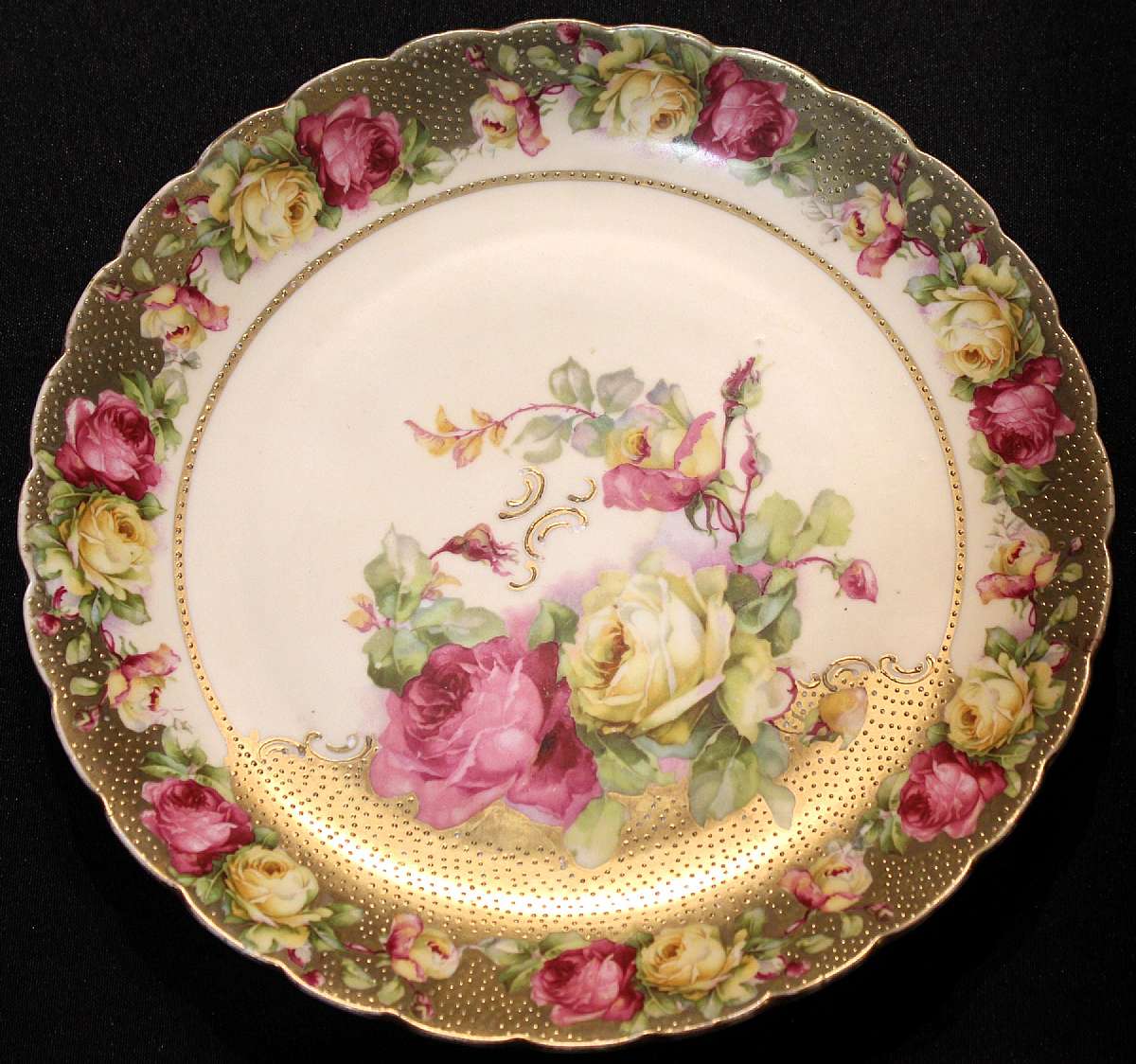 Up for sale is this St Kilian Germany Beautiful Collector Floral Rose Plate in excellent condition with no chips or cracks. Measures approx. 10 1/8"W.Shipping Excludes: Alaska/Hawaii, US Protectorates, APO/FPO, PO BoxShipping Provided to the United