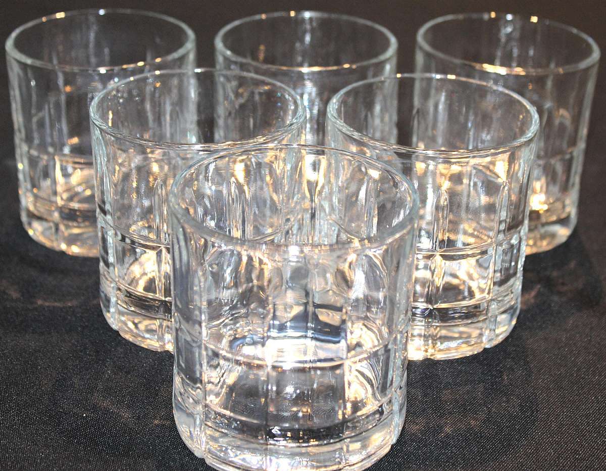 Up for sale are these Anchor Hocking Tartan Manchester Clear Set Of Six Old Fashioned Rocks Glasses in excellent condition with no chips or cracks.  The Glasses measure approx. 3 1/2"T by 3 1/4"W. Shipping Excludes: Alaska/Hawaii, US Protectora