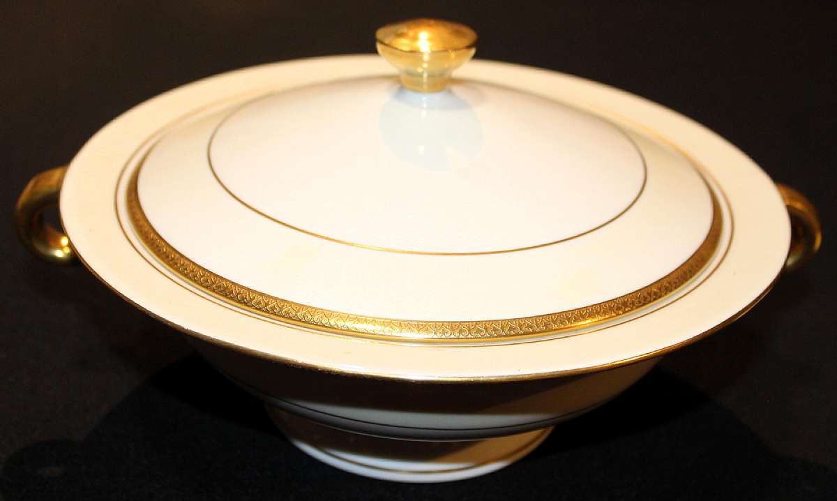 Up for sale is this Theodore Haviland Milford Round Covered Vegetable Bowl in great condition with no chips or cracks. Circa 1951. It measures approx. 9 5/8"W. Please see my other sales for more of this pattern. Shipping Excludes: Alaska/Hawaii, US