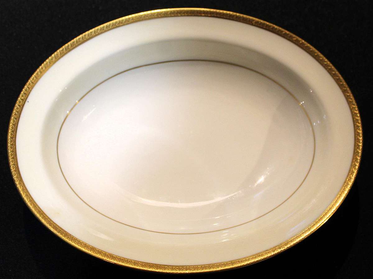 Up for sale is this Theodore Haviland Milford Oval Vegetable Bowl in great condition with no chips or cracks. Circa 1951. It measures approx. 9 3/4"L by 7 5/8"W. Please see my other sales for more of this pattern. Shipping Excludes: Alaska/Hawa