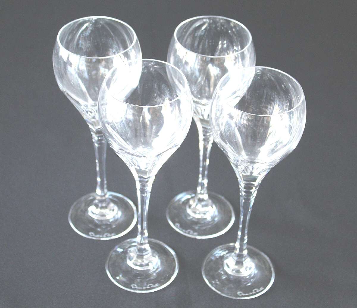 Up for sale are these Oscar De La Renta Le Grande Fleur Set Of Four Wine Glasses in excellent condition with no chips or cracks. They measure approx. 8 1/2" Tall and 2 3/4"W.Shipping Excludes: Alaska/Hawaii, US Protectorates, APO/FPO, PO BoxSh