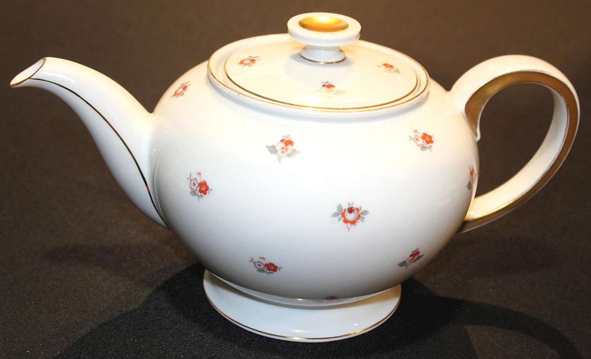 Up for sale is this vintage Rosenthal Winifred Large Floral Tea Pot in great condition with no chips or cracks. Measures approx. 6 1/2"T with the lid and about 11 1/2" handle to spout and is 5"T to the spout. Holds approx. 7 cups.Shipping
