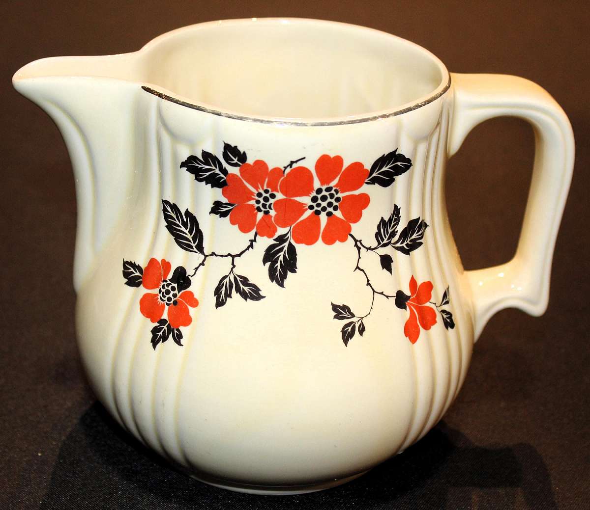Up for sale is this Hall Red Poppy 64OZ Radiance Jug in good condition with no chips or cracks. Measures approx. 6 1/8 inches tall. Some wear on Platinum Trim.Shipping Excludes: Alaska/Hawaii, US Protectorates, APO/FPO, PO BoxShipping Provided to the Un