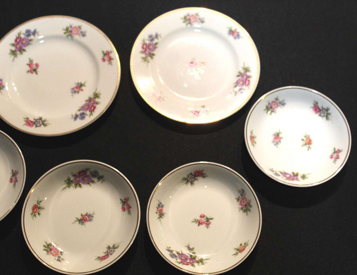 Up for sale are these Ahrenfeldt Limoges Vincennes Set Of Four Fruit Bowls & Two Bread Plates in great condition with no chips or cracks. The plates measure approx. 6 1/2"W & the bowls 5 1/8"W.Shipping Excludes: Alaska/Hawaii, US Protec