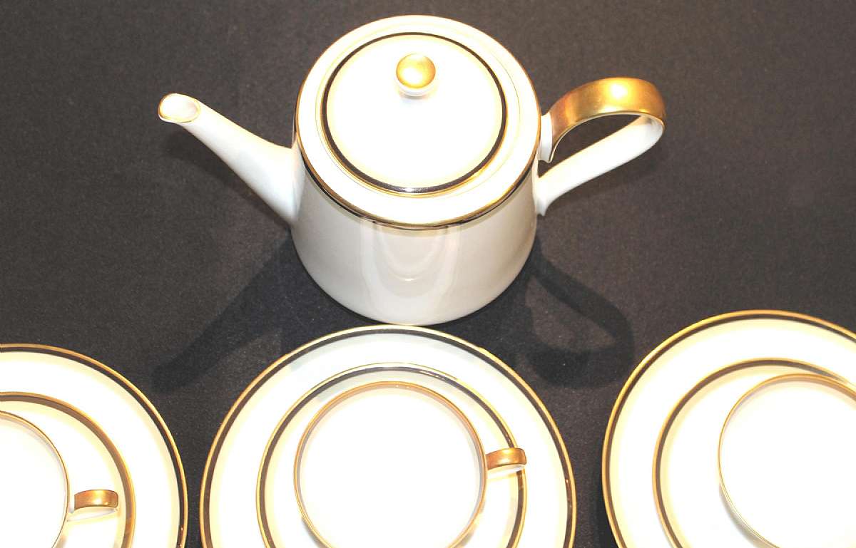 Up for sale is this Heinrich Europa 23 Piece Tea Set Made in Bavaria Germany in very good condition with no chips or cracks. Beautiful set. Included are six 7 1/2" Salad Plates, Six 5 3/8"W Saucers, Six 2 1/8'T by 3 5/8"W Cups, one Teapot that is 5 1/2"T,