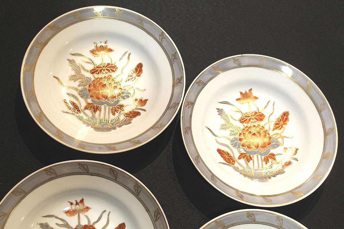 Up for sale are these ACF Decorated In Hong Kong Japanese Porcelain Ware Set Of 4 Pasta Bowls in great condition with no chips or cracks. Decorated With Gold that really shows up well in the light. They measure approx. 9 1/8"W. These were made circa