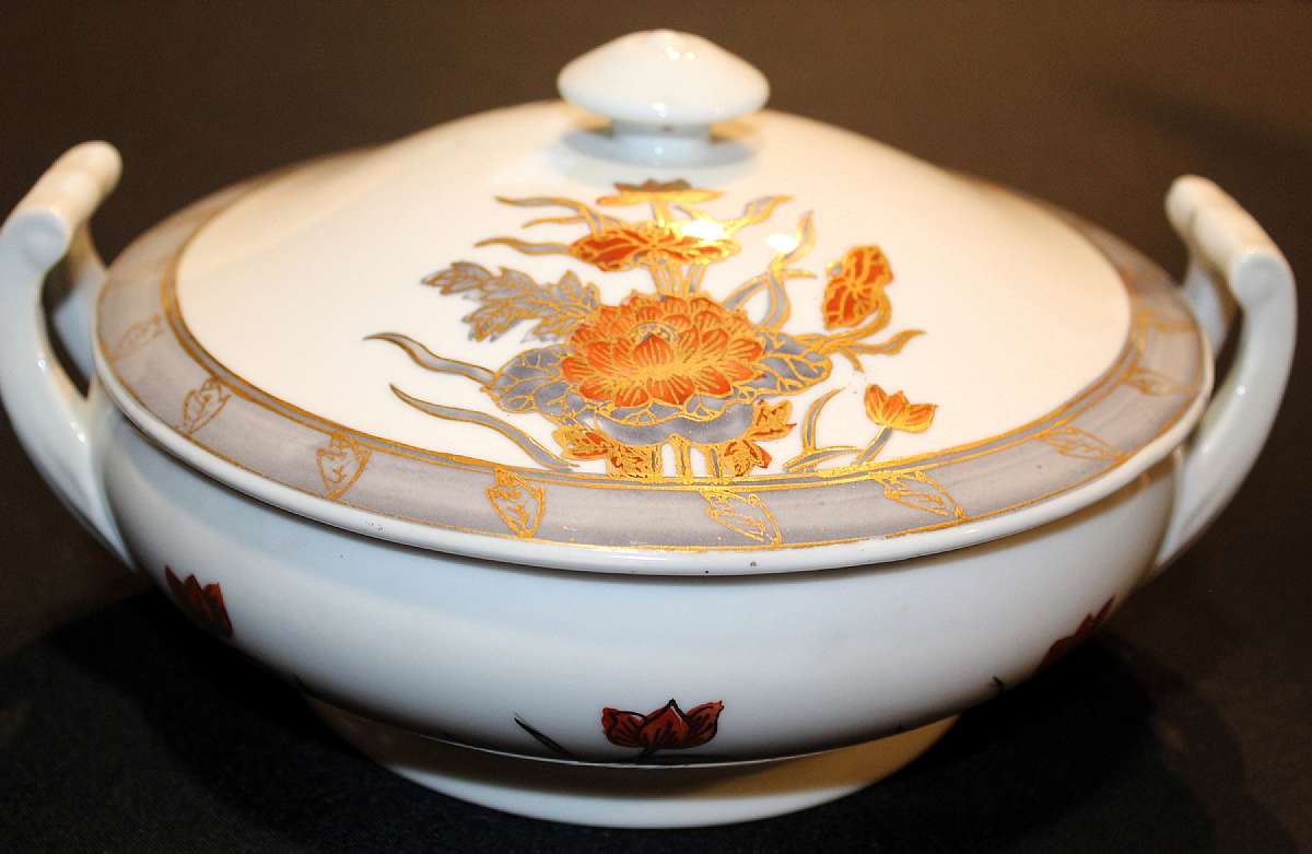 Up for sale are these ACF Decorated In Hong Kong Japanese Porcelain Ware Covered Casserole in great condition with no chips or cracks. Decorated With Gold that really shows up well in the light. These were made circa 1970. Absolutely beautiful piece. Meas
