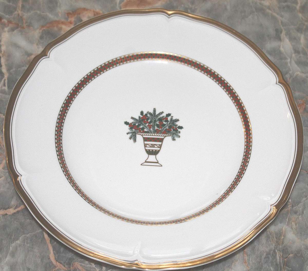Up for sale is this Mikasa Christmas Garden Round Chop Platter in Excellent condition with no chips or cracks. It measures approx. 11 7/8"W.  Shipping Excludes: Alaska/Hawaii, US Protectorates, APO/FPO, PO BoxShipping Provided to the United States