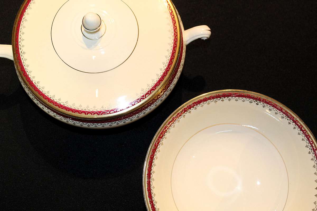 Up for sale are these two pieces of Homer Laughlin HLC3917. There is one Covered Casserole & one  Vegetable Bowl in great condition. The vegetable bowl measures approx. 8 1/2"W.   Shipping Excludes: Alaska/Hawaii, US Protectorates, APO/FPO, PO B