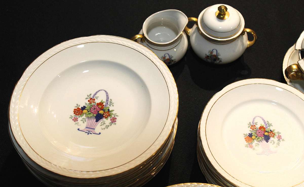 Up for sale are these Thomas Bavaria Germany Floral Country Basket Set Of 33 Pieces Pattern Tho484 in excellent condition with no chips or cracks. Included are Nine 9 3/4"W Dinner Plates, Eight 7 3/4" Salad Plates, Nine 9 3/4" Soup Bowls, One Gravy Boat,