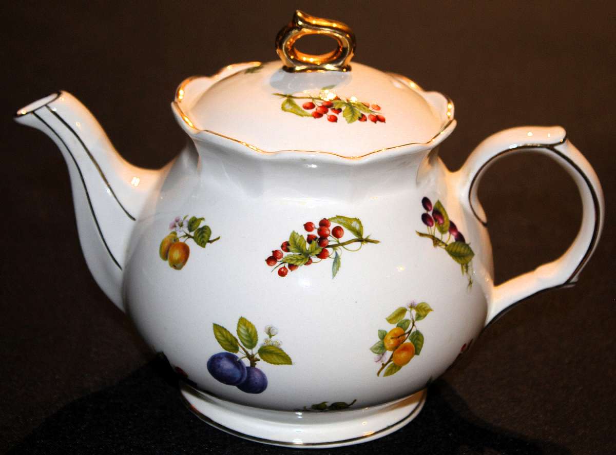 Up for sale is this vintage Sadler England Teapot Fruit Design 4 Cup Tea Pot in great condition. Measures approx. 6"T with the lid and about 9" handle to spout. The underside of the lid has some wear pictured. Shipping Excludes: Alaska/Hawaii,