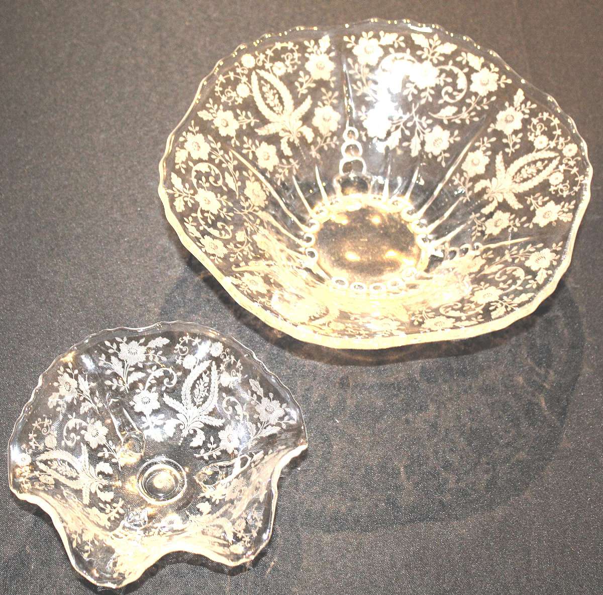 Up for sale are these Viking Prelude Vintage Pair Of Three Toed Bowls in excellent condition with no chips or cracks. Large one measures approx. 10 1/2"W at its widest and the small one 6 3/4"W at its widest.Shipping Excludes: Alaska/Hawaii, US